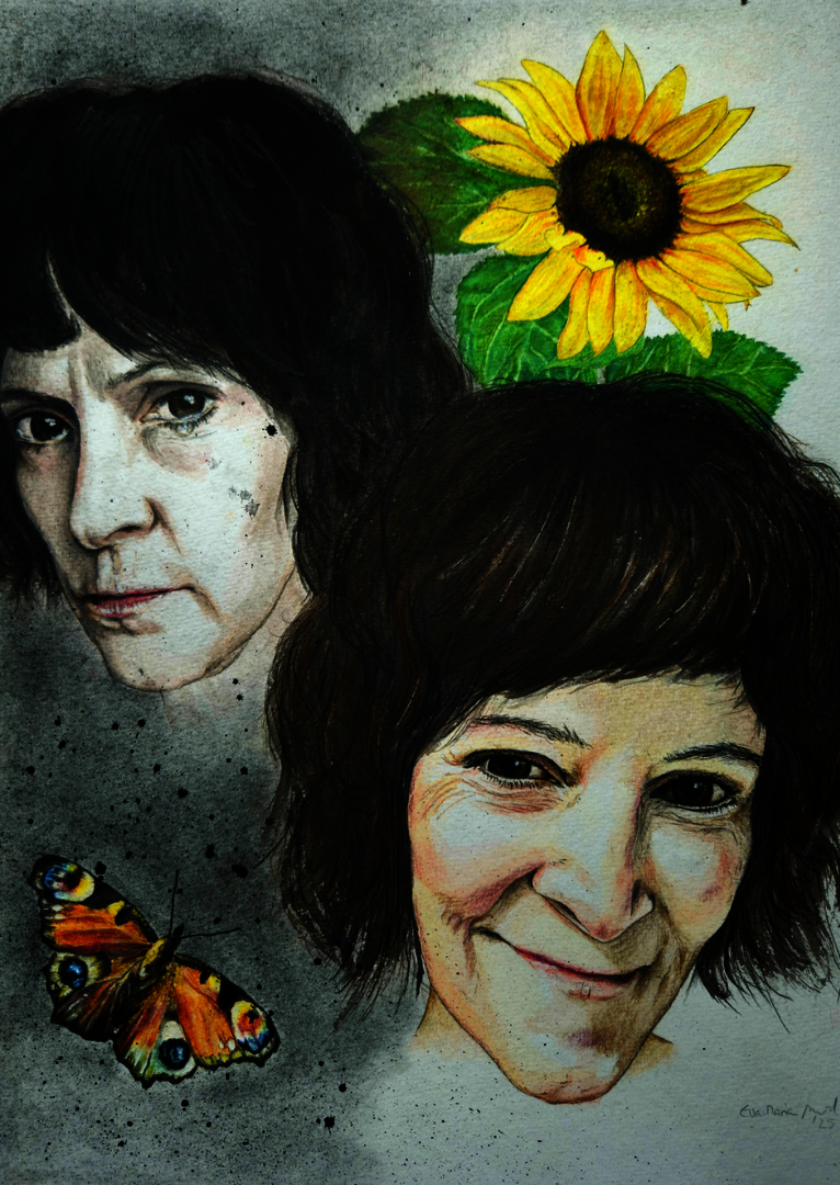 Zwei Personen mit dunklem, lockigem Haar vor einem Hintergrund mit einer großen Sonnenblume und einem Schmetterling