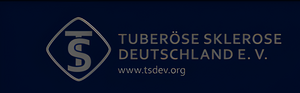Blaues Logo mit weißem stilisiertem Buchstaben "T" über einem "S" in einem abgerundeten Quadrat, daneben der Text 'TUBERÖSE SKLEROSE DEUTSCHLAND E. V.' und darunter 'www.tsdev.org'.