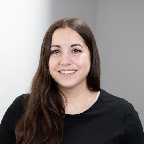 Anne Diamarakis, eine Frau mit Langen dunkelbraunen Haaren, Mittelscheitel, duklen Augen, schwarzem Pullover, die die Betrachtenden offen anschaut. Anne Diamarakis, eine Frau mit Langen dunkelbraunen Haaren, Mittelscheitel, duklen Augen, schwarzem Pullover, die die Betrachtenden offen anschaut.