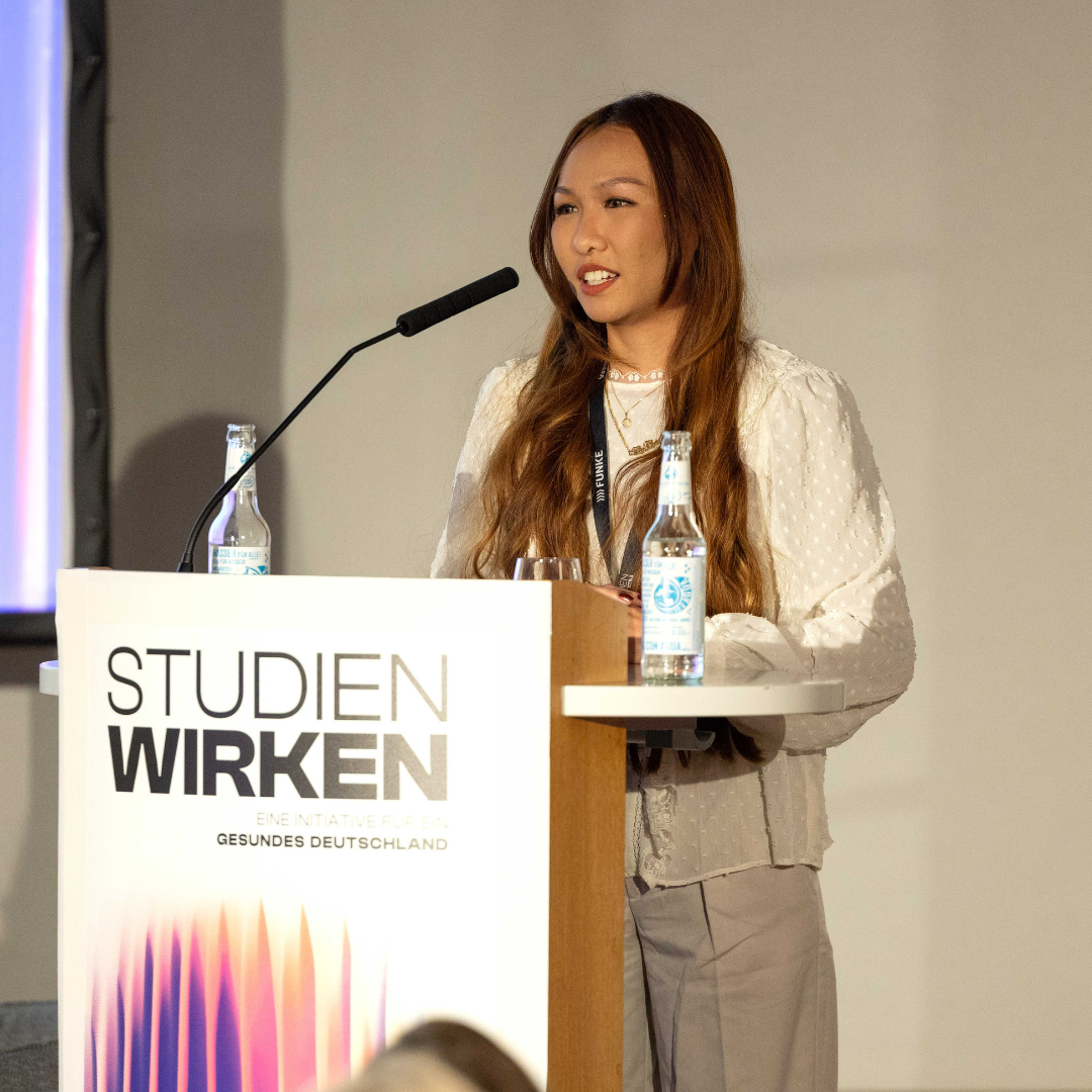 Thu Thao Vu Thi in ihrem Vortrag „Eine Studie hat mein Leben gerettet: Leben mit CAR-T-Zelltherapie“ Thu Thao Vu Thi in ihrem Vortrag „Eine Studie hat mein Leben gerettet: Leben mit CAR-T-Zelltherapie“