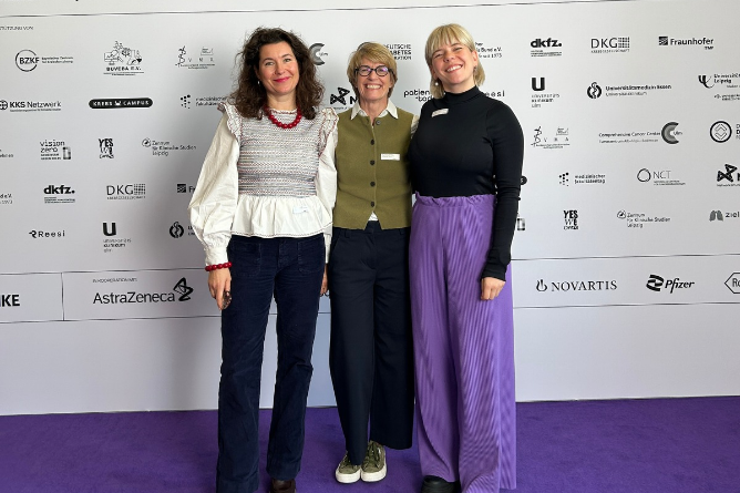 Bianca Paslak-Leptien, Dr. Christine Mundlos, Dr. Anna Möller (v.l.) Drei Frauen stehen nebeneinander vor einer Wand mit zahlreichen Logos und lächeln in die Kamera