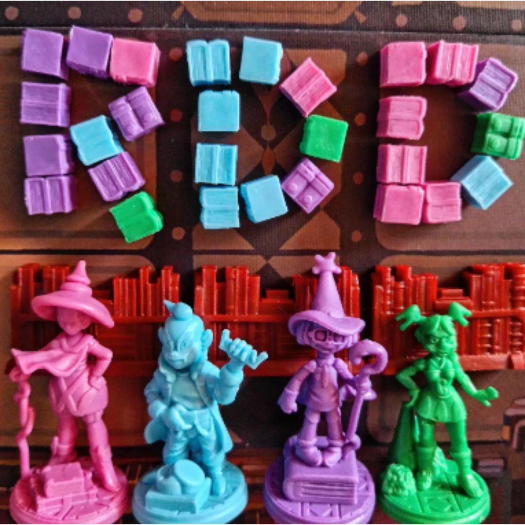 Bunte Spielsteine vor einem Hintergrund mit bunten Spielsteinen, die die Buchstaben "RPG" bilden