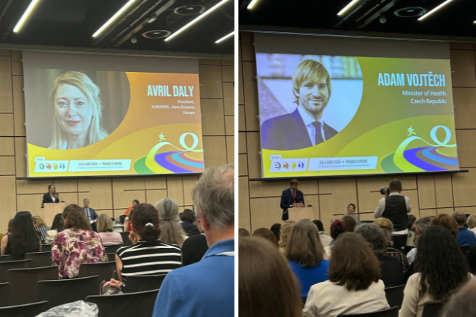 Links: ECRD-Präsidentin Avril Daly, rechts: tschechischer Gesundheitsminister Adam Vojtěch Zwei Fotos von Vortragenden auf einer Konferenz mit Publikum, links eine Frau vor einer Leinwand mit dem Namen 'AVRIL DALY', rechts ein Mann vor einer Leinwand mit dem Namen 'ADAM VOJTĚCH'