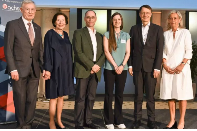 Prof. Dr. Horst und Eva Luise Köhler, die Preisträger Prof. Dr. Markus Schülke und XXXXX stellvertretend für Dr. Alessandro Prigione und Prof. Dr. Annette Grüters-Kieslich, Vorstandsvorsitzende der ELK-Stiftung Sechs Personen stehen nebeneinander in einem Raum, alle tragen formelle oder halbformelle Kleidung