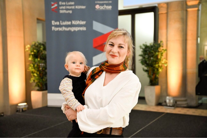 Dr. Lucia Laugwitz mit ihrem Kind