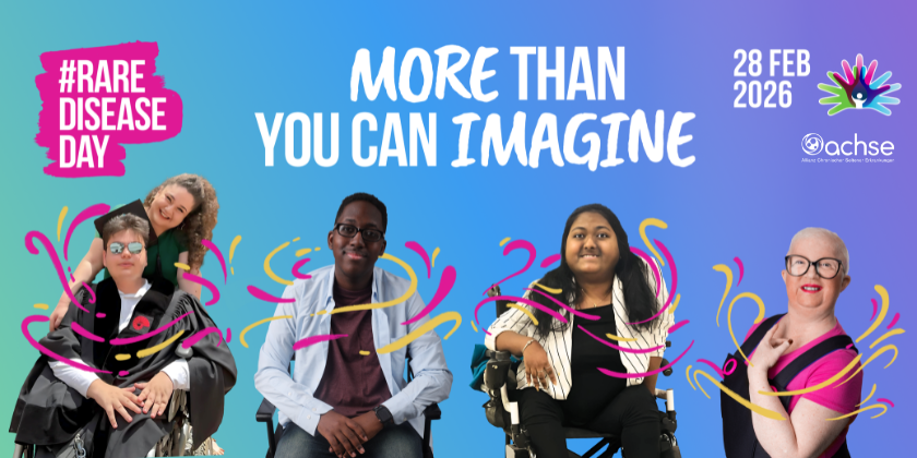 Fünf Personen sitzen nebeneinander vor einem hellblauen bis violetten Hintergrund mit dem Text '#RARE DISEASE DAY', 'MORE THAN YOU CAN IMAGINE', '28 FEB 2026' und dem Logo von ACHSE