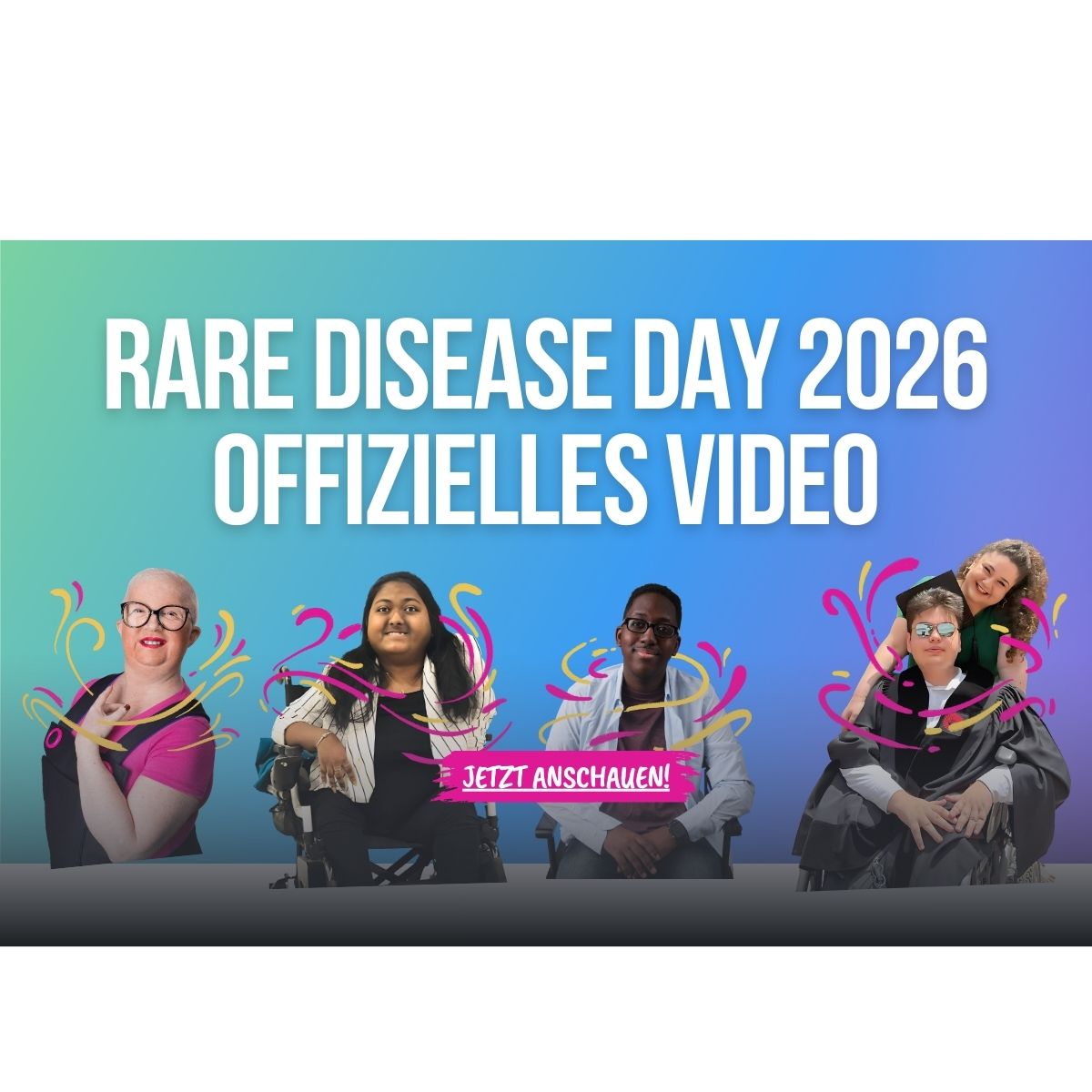 Fünf Personen sitzen nebeneinander vor einem blauen Hintergrund mit dem Text 'RARE DISEASE DAY 2026 OFFIZIELLES VIDEO' und einem pinken Banner mit 'JETZT ANSCHAUEN!'.