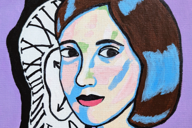 Nahaufnahme einer Uhr mit römischen Ziffern auf der linken Seite und einer braunen Kaffeetasse mit blauem Fleck auf der rechten Seite vor lila Hintergrund