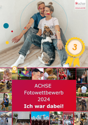 Zwei Personen sitzen auf dem Boden, eine mit hochgestecktem Haar, ein Hund sitzt zwischen ihnen. Oben rechts eine gelbe Auszeichnung mit der Zahl '3'. Darunter rotes Feld mit weißer Schrift: 'ACHSE Fotowettbewerb 2024 Ich war dabei!'. Mehrere kleine Fotos umrahmen das rote Feld.