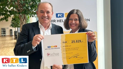 Wolfram Kons und Saskia de Vries von der ACHSE mit Spendenscheck
