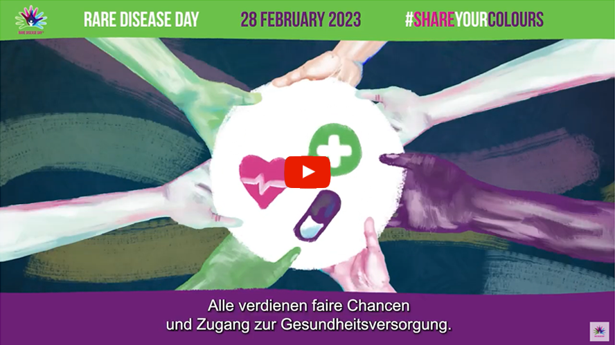 Illustration bunt Hände die Symbole halten: ein Herz, ein weißes Kreuz auf grünem Kreis und eine Pille - Symbole für Gesundheit, Medizin und Therapie - Video ist verlinkt mit offiziellem Video zum Rare Disease Day 2023