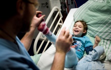 Bild von Kind  im Krankenbett