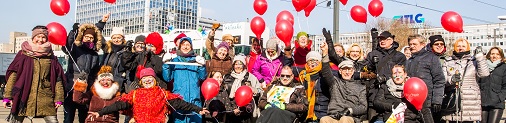 Menschenmenge mit roten Ballons demonstriert zum Tag der Seltenen.